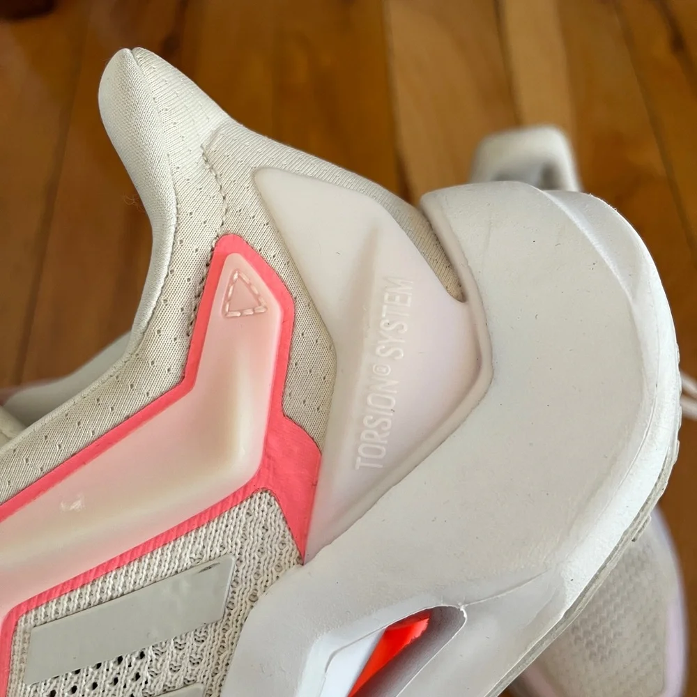Women’s Adidas Alphatorsion 2.0 EUC Size‎ 7